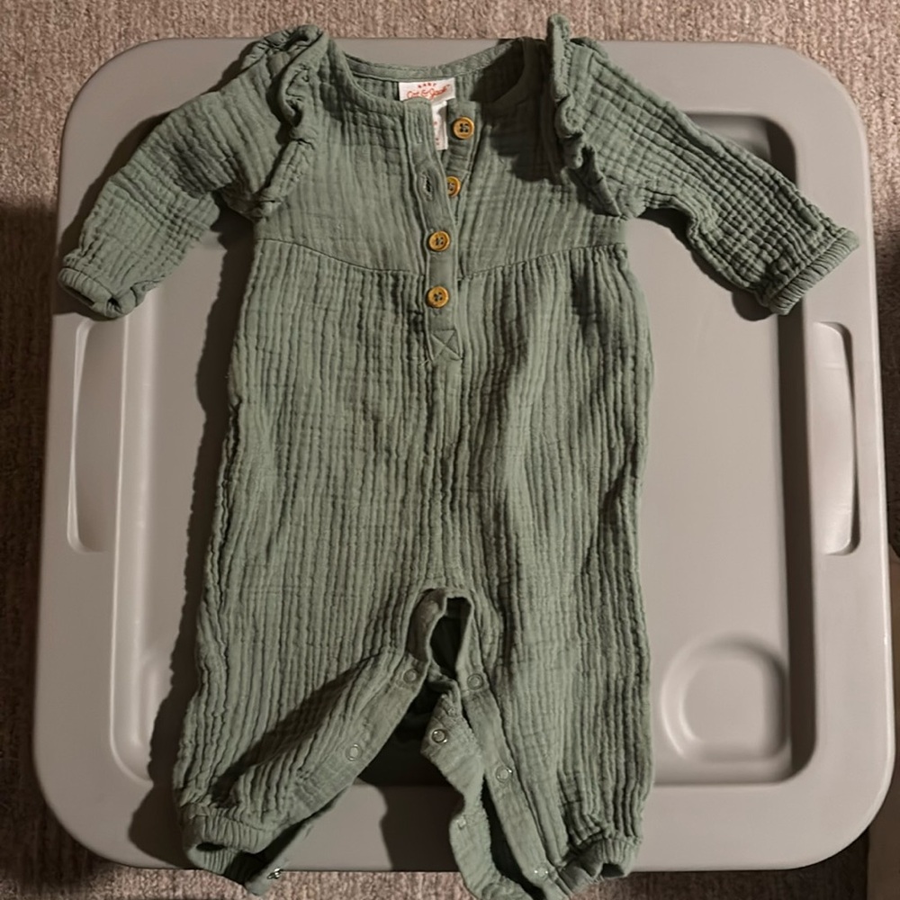 Green gauzy Cat & Jack baby romper 0-3m EUC